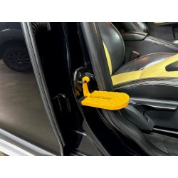 Autodeur opstap met veiligheidshamer