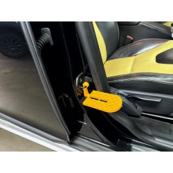 Autodeur opstap met veiligheidshamer